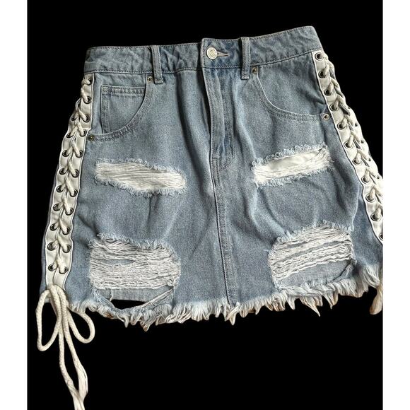 Forever 21 Denim Mini Booty Skirt Sz 25 Distressed Fray Hem Laced Sides M Wash - Picture 1 of 4